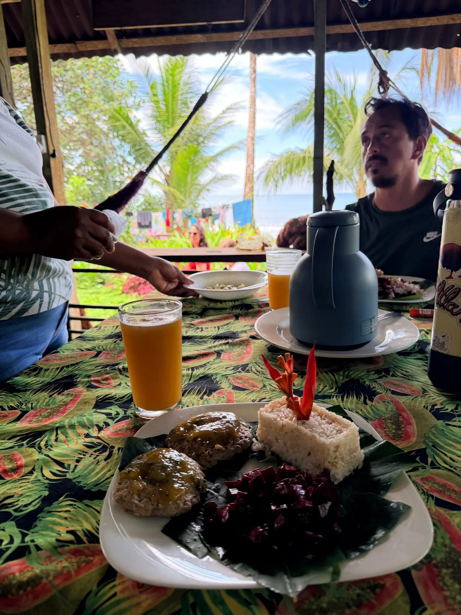 Comida compartida en la mesa larga de la cabaña